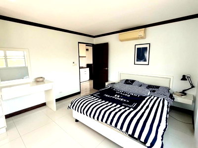 Condos for sale : Price reduced by 400,000 baht! Spacious condo near the beach in Hua Hin, now only 1.8 million baht.