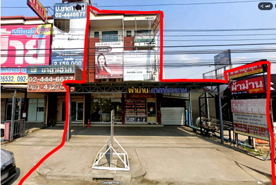 ขายอาคารพาณิชย์ : ขายอาคารพาณิชย์ 2 คูหา ทำเลศักยภาพติดถนนบางกรวย–ไทรน้อย มีที่ด้านหลังตึกกว้าง เหมาะสำหรับลงทุน ทำธุรกิจ โชว์รูม ออฟฟิศ คลินิก หรือพักอาศัย