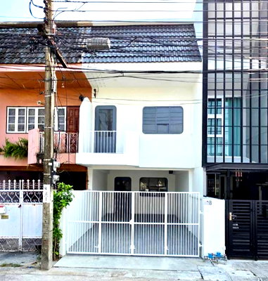 Townhouses for sale Lat Phrao : CS327 ✨ Urgent Sale! 2-story townhouse located on the main road of Soi Chokchai 4, Soi 55. Ready to move in.