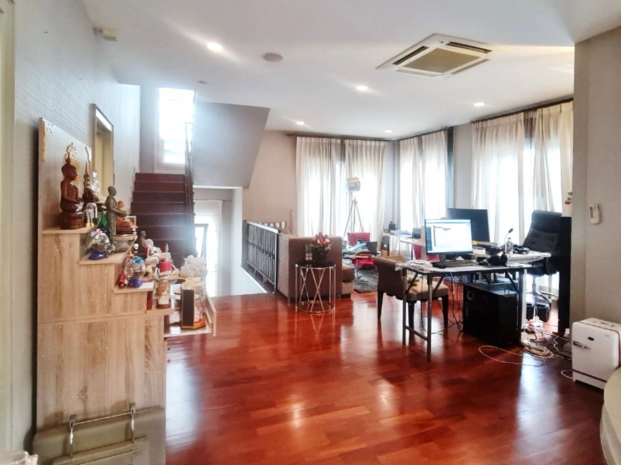 รูป ขายบ้านหรู 3 ชั้น แกรนด์ บางกอก บูเลอวาร์ด รัชดา–รามอินทรา 2 เนื้อที่ 95 ตร.ว. 5 นอน 6 น้ำ เฟอร์นำเข้า ใกล้รถไฟฟ้าสายสีชมพู - รูปที่ 27/92