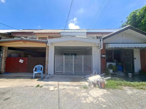 ขายบ้านทาวน์เฮ้าส์ 2 ชั้น บ้านรีโนเวทใหม่ หมู่บ้านอยู่สบาย (ซอย 4) ซอยกรุงเทพกรีฑา 8 แยก 3 (ใกล้สนามกอล์ฟ) (N.2147)