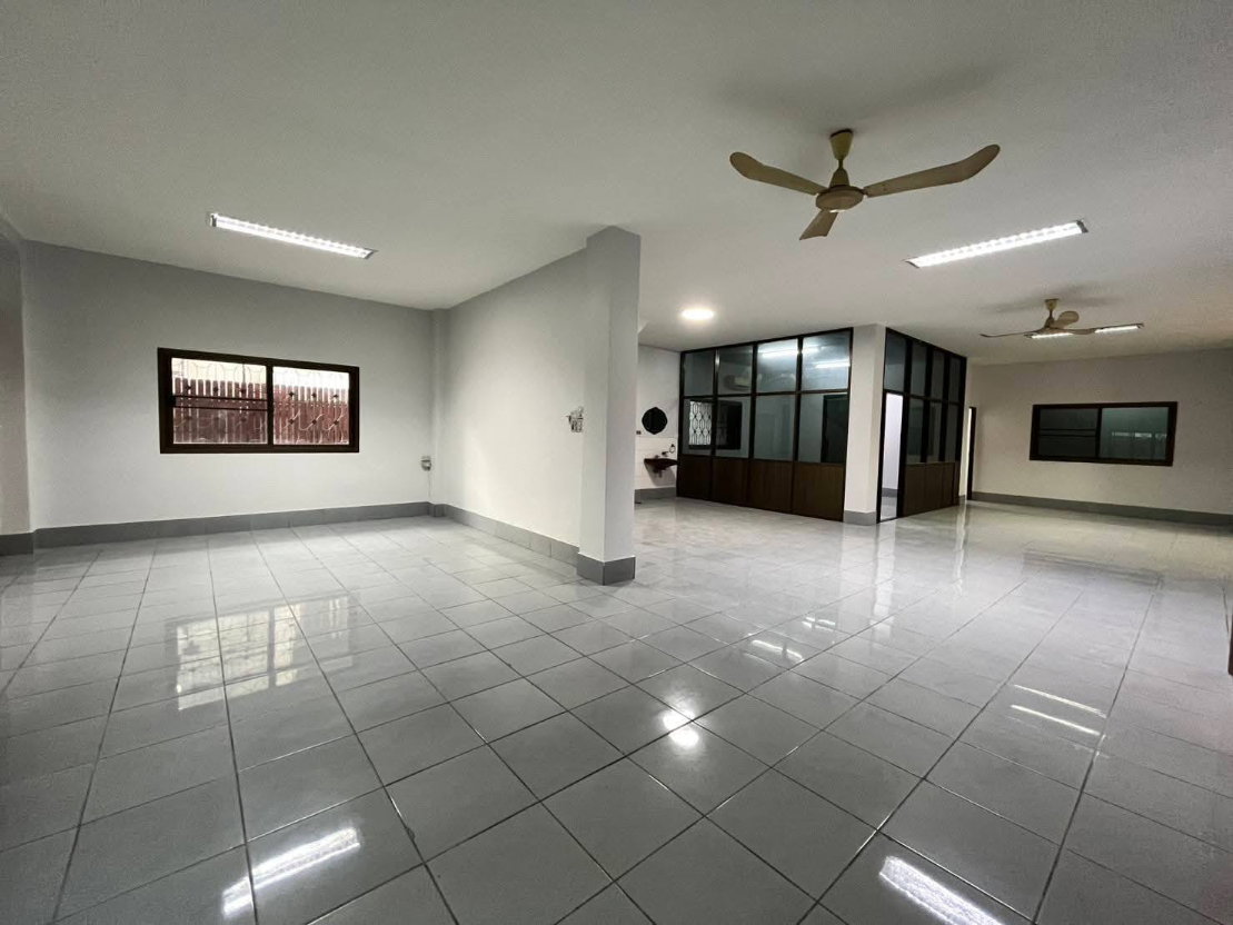 picture WS7545 🏢✨ For Rent: Standalone office building near MRT Rama 9, only 150,000 THB/month. - 4/27