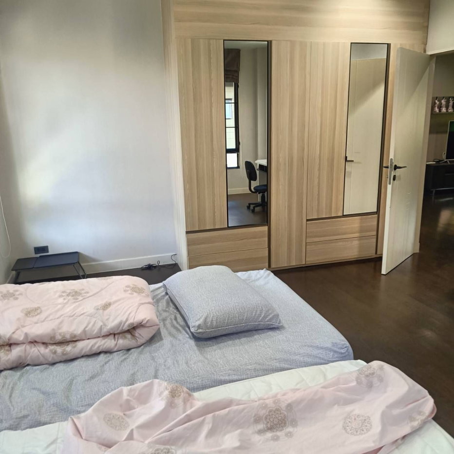 รูป บ้านในโครงการทำเลย่านเศรษฐกิจ พร้อมคลับเฮ้าส์และสระว่ายน้ำในโครงการ พร้อมระบบรักษาความปลอดภัย 24 ชม.     #C3MG100309 - รูปที่ 50/56