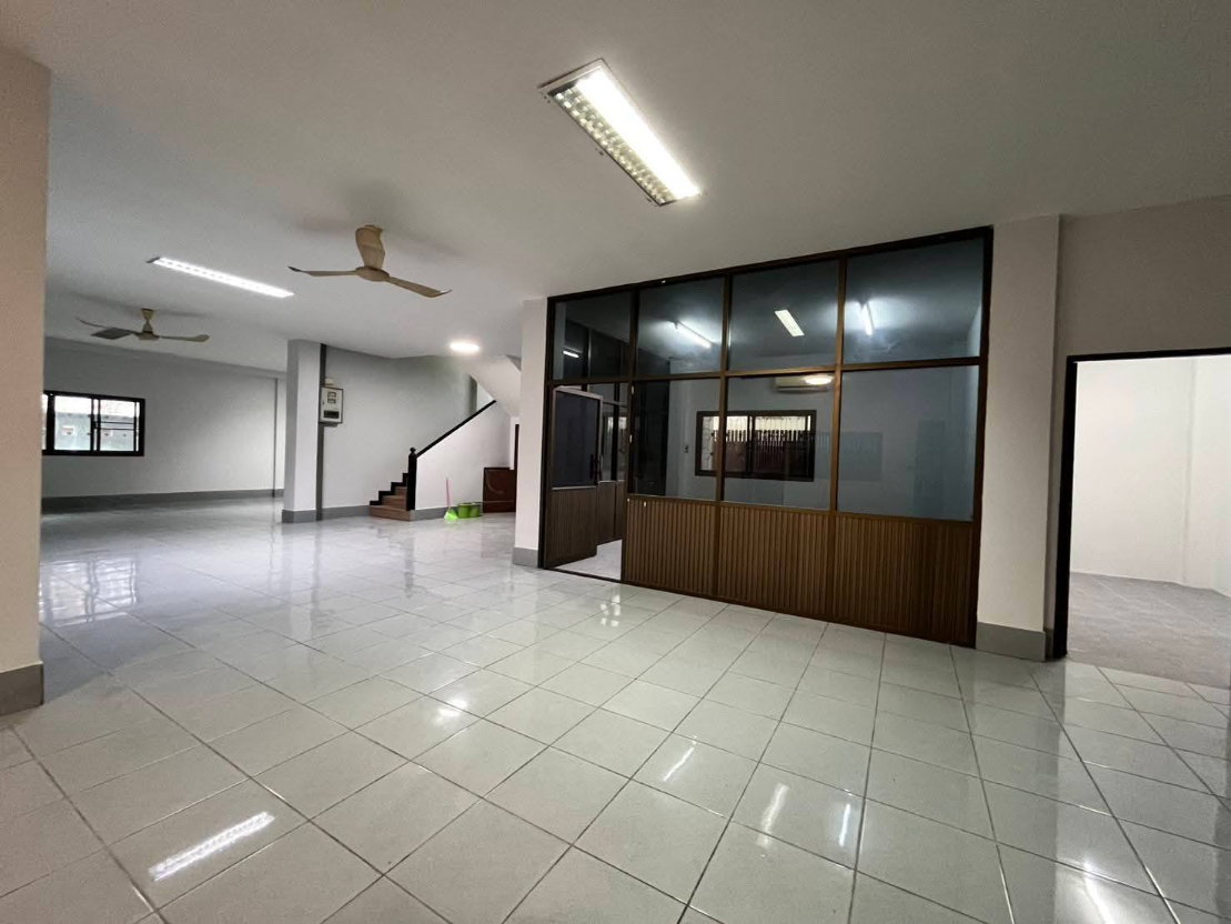 picture WS7545 🏢✨ For Rent: Standalone office building near MRT Rama 9, only 150,000 THB/month. - 3/27