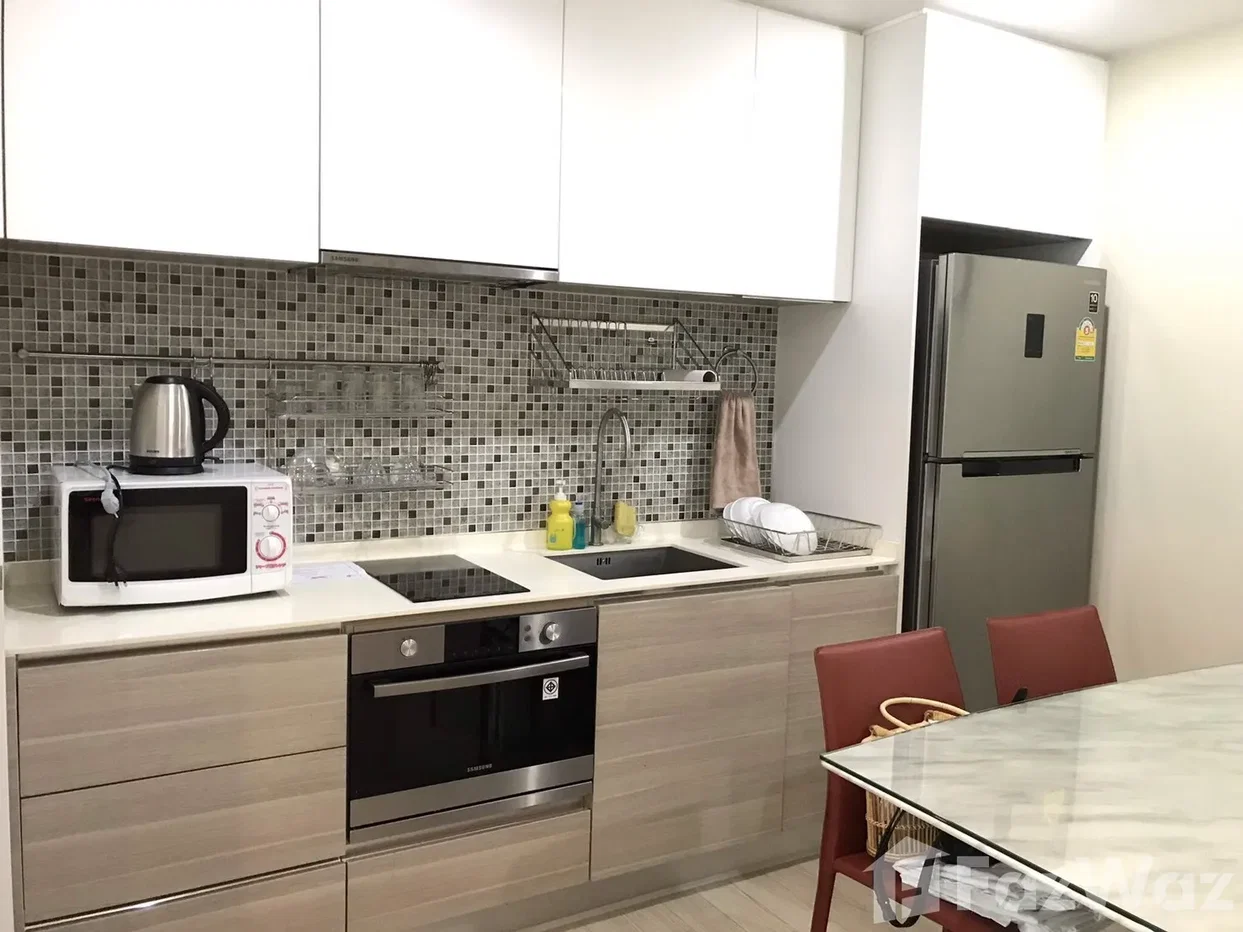 picture Spacious City and Pool View Condo in The Room Sukhumvit 21 689982 - 4/9