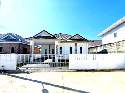 Houses for sale Hang Dong Chiang Mai :  Single-story house for sale: 3 bedrooms, 2 bathrooms, 1 kitchen, 2 parking spaces.  #CHD101810 