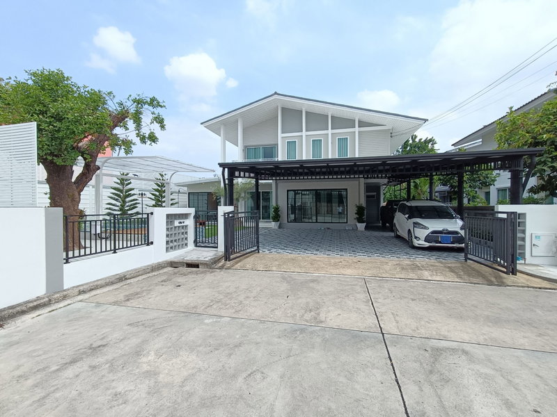 ขายบ้านเดี่ยว : Habitia Motif ฮาบิเทีย โมทิฟ บ้านเดี่ยวหลังใหญ่ กว้างมาก แต่งใหม่ มีสระว่ายน้ำ เฟอร์นิเจอร์สวยพร้อมอยู่