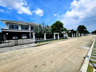 Houses for sale Big C Ratchaphruek : Luxury detached house for sale, Q House Avenue Rama 5. Land area 162 sq.wa. Ready to move in. Prime location on Rama 5 - Nakhon In main road.