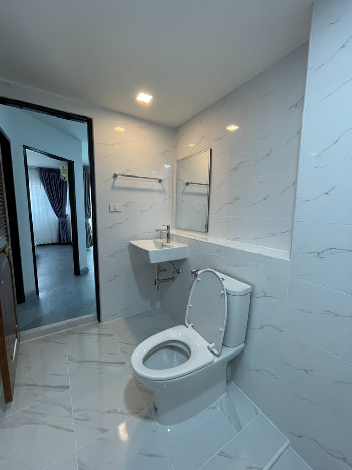 picture Condo for RENT : Thonglo Tower   𝐒𝐢𝐳𝐞 : 49 sqm.  𝐓𝐲𝐩𝐞 : 2 Bed 1 Bath / Unblocked view / Balcony  𝐅𝐥𝐨𝐨𝐫 : 11th  Building :  A   - 12/15