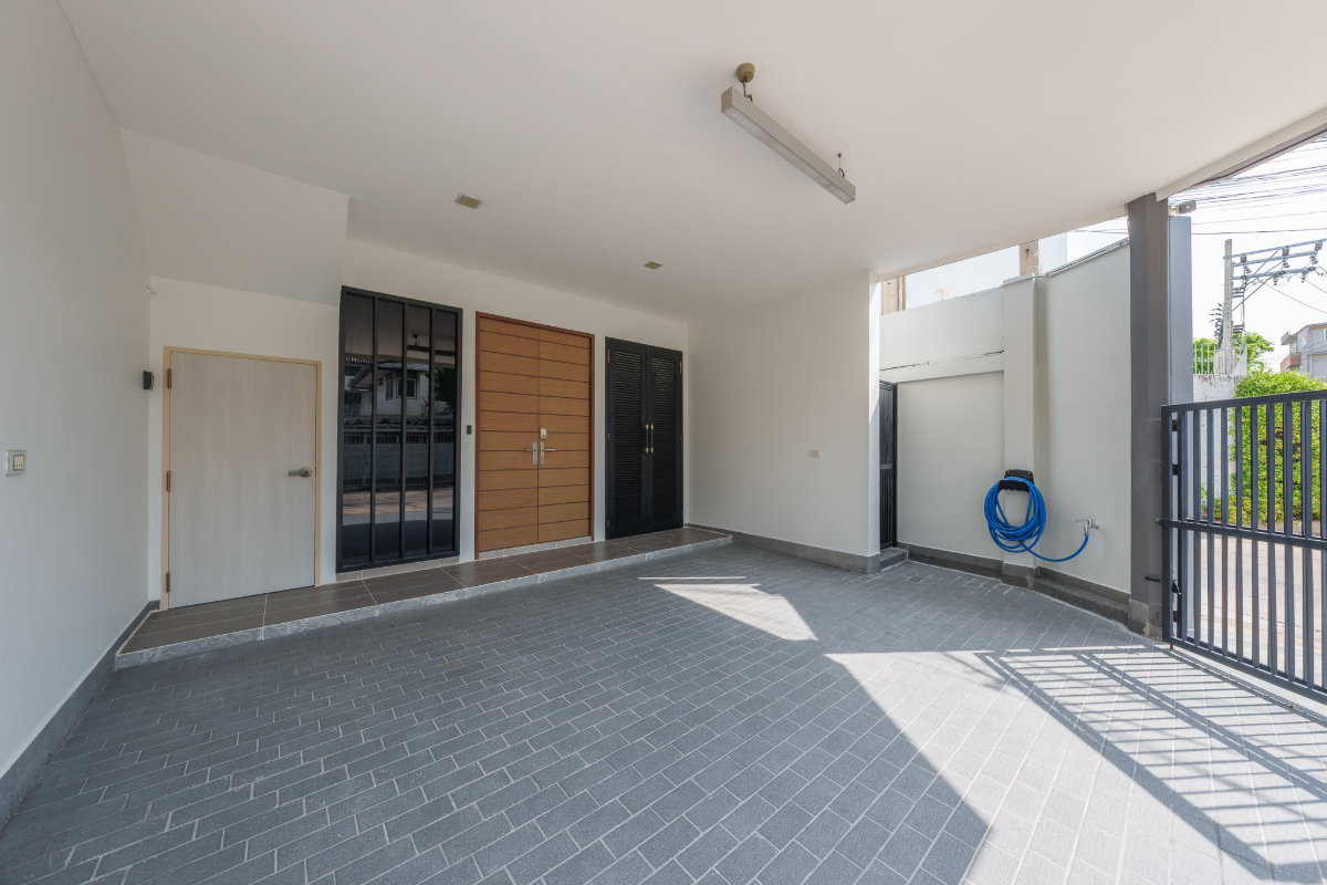 รูป (ปล่อยเช่า) Townhome 3.5 ชั้น บ้านหลังมุม ตกแต่งสวยด้วยเฟอร์นิเจอร์นำเข้าและหินอ่อนแท้  📍ซอยเสริมสุข ประชาชื่น — ใกล้ทางด่วนและรถไฟฟ้า - รูปที่ 26/30