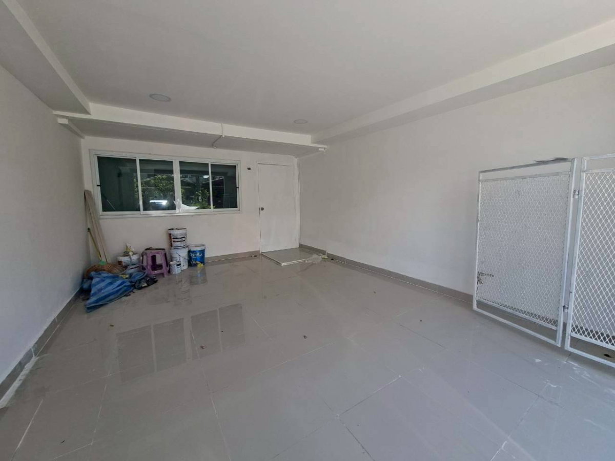 รูป ขายบ้านทาวน์เฮ้าส์ 2 ชั้น บ้านรีโนเวทใหม่ หมู่บ้านอยู่สบาย (ซอย 4) ซอยกรุงเทพกรีฑา 8 แยก 3 (ใกล้สนามกอล์ฟ) (N.2147) - รูปที่ 5/12
