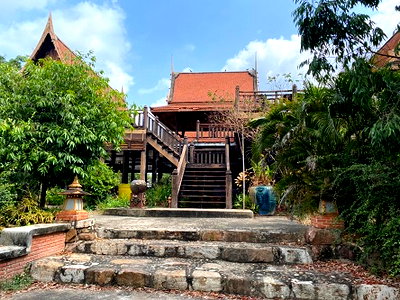 กิจการ นาดี ปราจีนบุรี : โรงแรมใกล้แม่น้ำแควใหญ่ แก่งหินเพิง ถนนบ้านสระแท่น-บ้านสะพานดิน ตำบลสำพันตา อำเภอนาดี จังหวัดปราจีนบุรี30011-0001 ธนกฤา