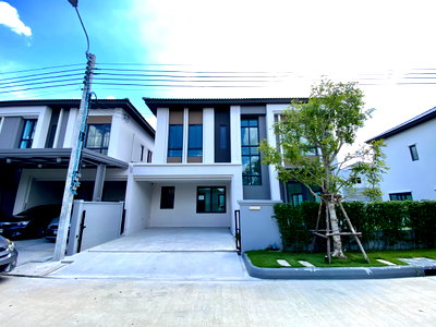 Twin houses for sale Bangkok : For Sale: Semi-Detached House at The Edition Srinakarin – Suanluang Brand-New Home | Spacious Garden Area | Only 10 Minutes to Mega Bangna