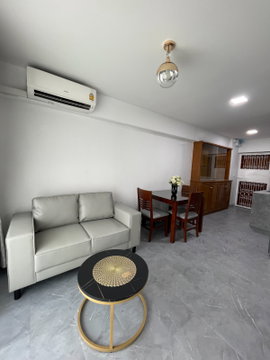 Condo for RENT : Thonglo Tower   𝐒𝐢𝐳𝐞 : 49 sqm.  𝐓𝐲𝐩𝐞 : 2 Bed 1 Bath / Unblocked view / Balcony  𝐅𝐥𝐨𝐨𝐫 : 11th  Building :  A  
