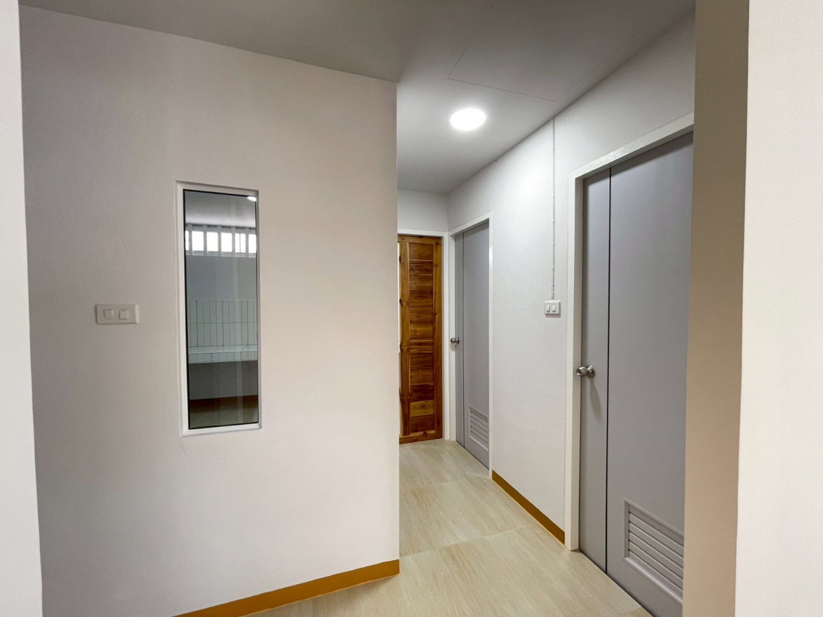 รูป ขายบ้านเดี่ยวสองชั้น  บ้านในหมู่บ้านเงียบสงบ     บ้านใกล้โรงเรียนนานาชาติ  #หางดง  ราคาเพียง  1.69  ล้านบาท   #CHD101817 - รูปที่ 5/16