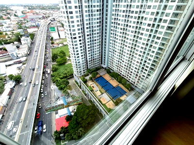 Condos for sale : Unfurnished condominium with Corner unit for sell @Lumpini Ville Chaengwattana-Pakkred; High angle, beautiful view