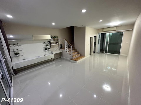P-41209 — For Sale: 3-Story Townhome Baan Klang Muang Rama 3 - Ratburana Near Expressway & KBank Head Office. 085-592-2897 Line: @easythaihome