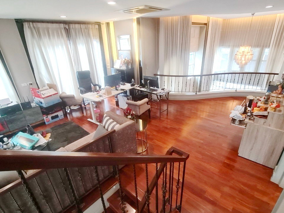 รูป ขายบ้านหรู 3 ชั้น แกรนด์ บางกอก บูเลอวาร์ด รัชดา–รามอินทรา 2 เนื้อที่ 95 ตร.ว. 5 นอน 6 น้ำ เฟอร์นำเข้า ใกล้รถไฟฟ้าสายสีชมพู - รูปที่ 25/92