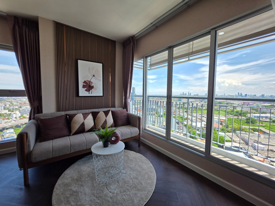 picture Selling Aspire Sukhumvit 48, a spectacular unit with stunning city and Chao Phraya river views. - 18/19