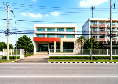 เช่าอาคารพาณิชย์ ม.กรุงเทพสุวรรณภูมิ : โรบินสันลาดกระบัง 1 กม. โชว์รูม และอาคารพาณิชย์ 3 ชั้น 4 นอน 4 น้ำ 2ไร่ 100ตร.ว. 1500ตร.ม. ใกล้ลิตเติ้ลวอร์ค ลาดกระบัง 1.1 กม.