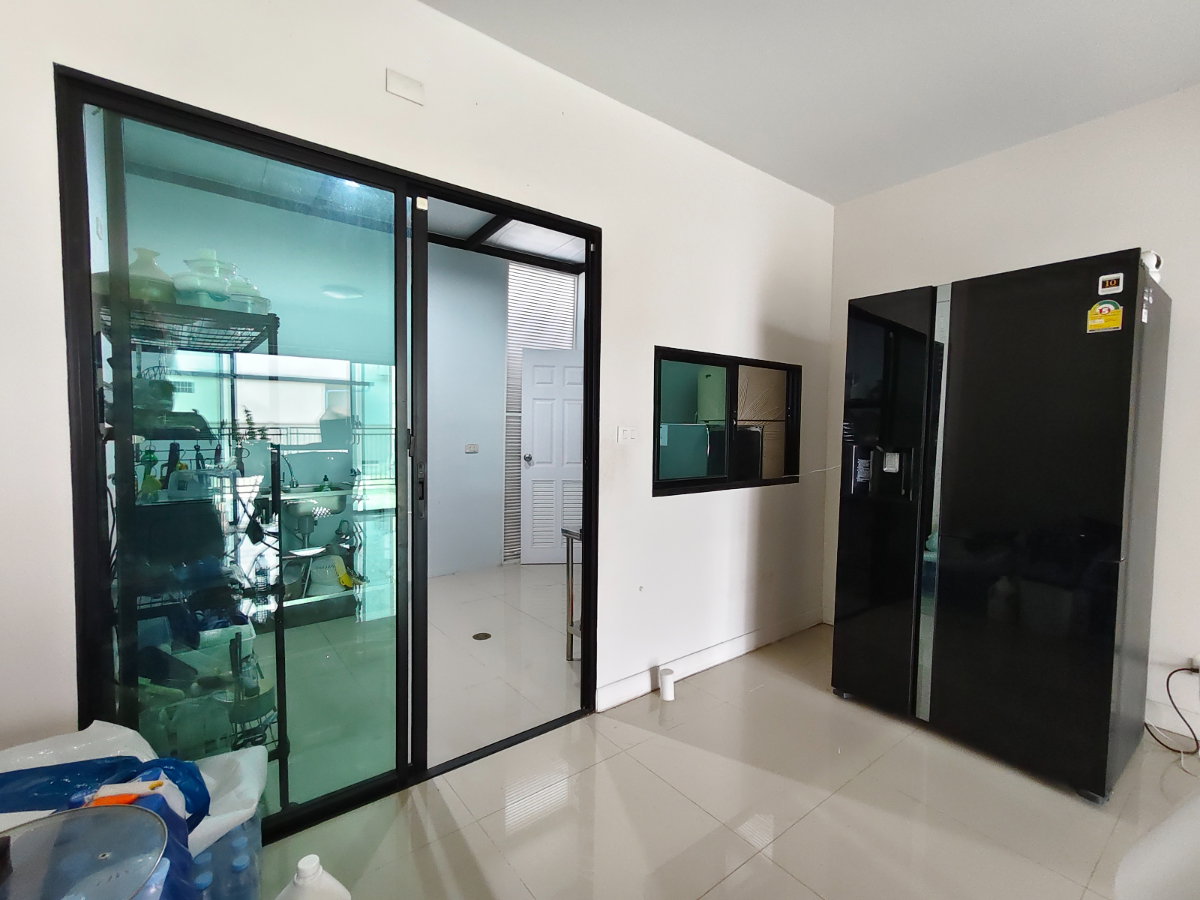 picture Urgent Sale! 3-Story Corner Townhome Baan Klang Muang Srinakarin-Onnut, Extended Kitchen (Moving Abroad) - 4/8