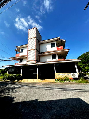 Apartment building for sale Boromrajonani College of Nursing Nakhon Ratchasima : For sale: 3-story hotel plus a 1-story hotel building (19 large bungalows) price: 65 million baht. Mueang District, Nakhon Ratchasima Province. CV33