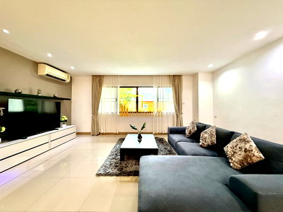 Condos for rent : Beautifully Renovated Apartment For Rent in Thonglor Area - BR0236AP
