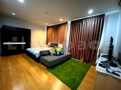 Condos for rent : ▚ LJ170ツ FOR RENT: Villa Sathorn ✨ Studio 39.9sqm. Private Corner Unit, Separated Kitchen, Fully Furnished