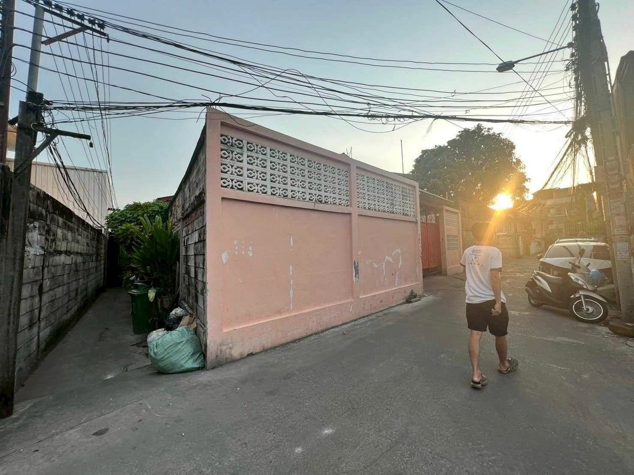 รูป LTH15587 – Land with House for Sale Sathorn | Spacious Property for Business or Residence | Near BTS Surasak | 35 MB | ที่ดินพร้อมบ้านขาย สาทร พื้นที่ขนาดใหญ่ เหมาะทำธุรกิจ ใกล้ BTS สุรศักดิ์ - รูปที่ 5/13