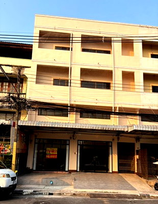 Shophouses for rent Chaeng Sanit Road, Ubon Ratchathani : Four-story commercial building for rent in a prime location, on a main road (Rattanakhet Rd.), near the Yasothon Provincial Hall.