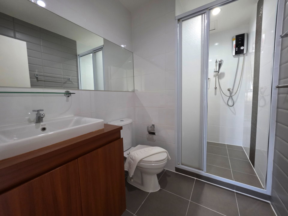 picture Selling Aspire Sukhumvit 48, a spectacular unit with stunning city and Chao Phraya river views. - 12/19