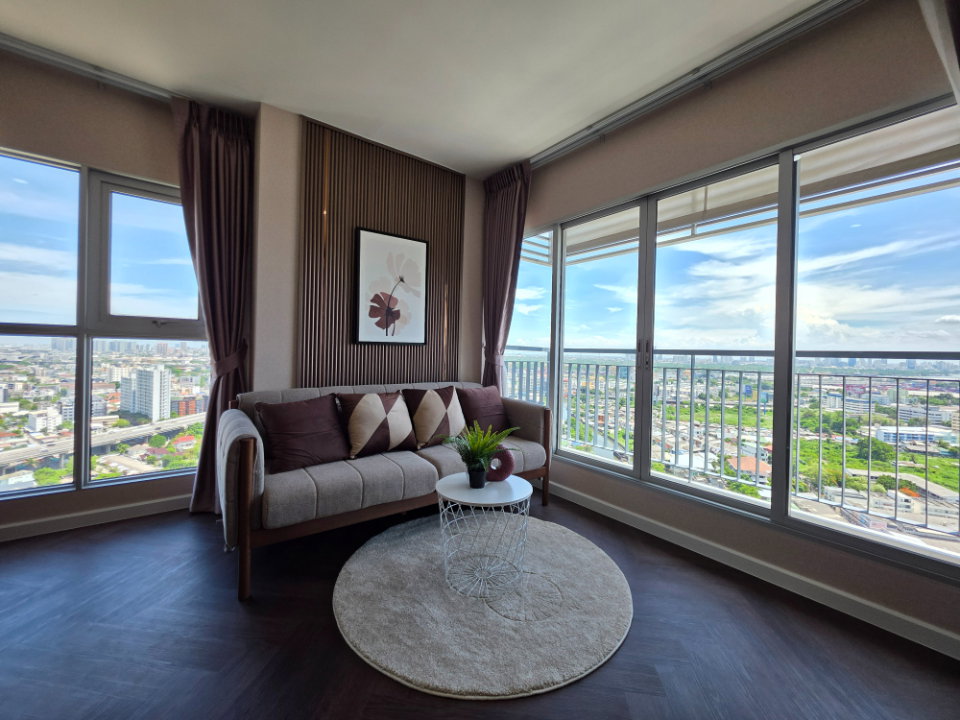 picture Selling Aspire Sukhumvit 48, a spectacular unit with stunning city and Chao Phraya river views. - 2/19