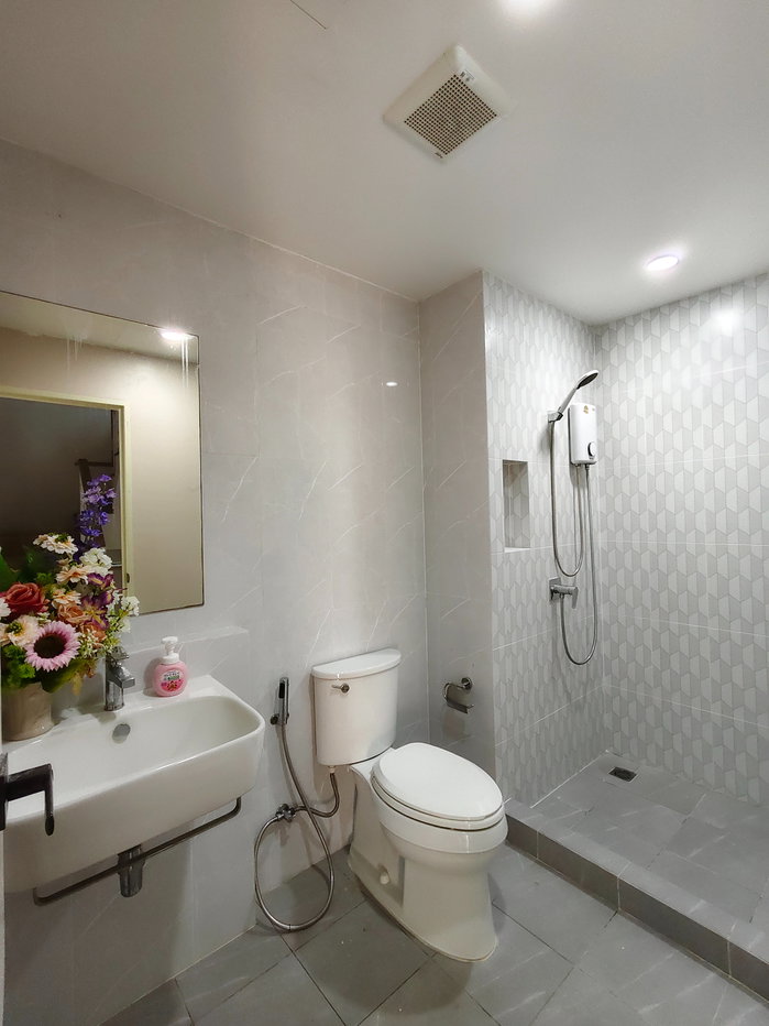 picture Urgent Sale! 3-Story Corner Townhome Baan Klang Muang Srinakarin-Onnut, Extended Kitchen (Moving Abroad) - 6/8