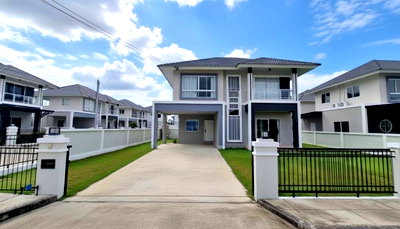 Houses for sale San Kamphaeng Chiang Mai : Two-storey detached house for sale 3 bedrooms 3 bathrooms and 2 parkings.  #CSP100921