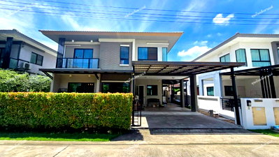 Houses for sale Bang Yai Nonthaburi : Two-story detached house for sale in Casa Ville Bang Yai. Fully renovated and ready to move in. Close to the MRT Skytrain and Central Westgate.