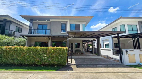 Two-story detached house for sale in Casa Ville Bang Yai. Fully renovated and ready to move in. Close to the MRT Skytrain and Central Westgate.