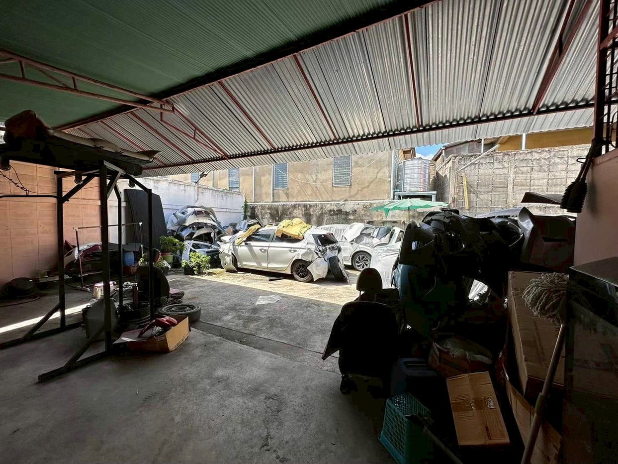รูป LTH15587 – Land with House for Sale Sathorn | Spacious Property for Business or Residence | Near BTS Surasak | 35 MB | ที่ดินพร้อมบ้านขาย สาทร พื้นที่ขนาดใหญ่ เหมาะทำธุรกิจ ใกล้ BTS สุรศักดิ์ - รูปที่ 10/13