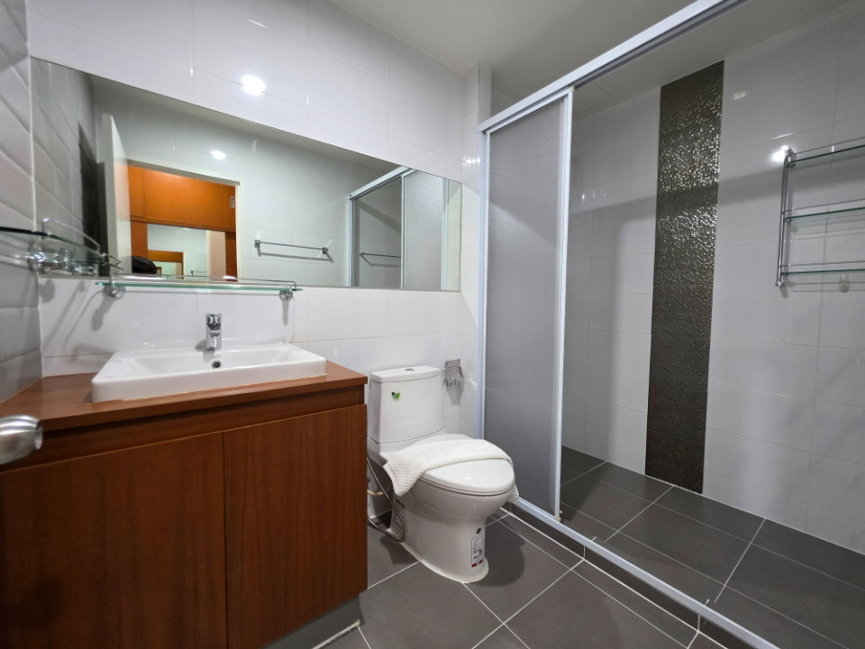 picture Selling Aspire Sukhumvit 48, a spectacular unit with stunning city and Chao Phraya river views. - 9/19