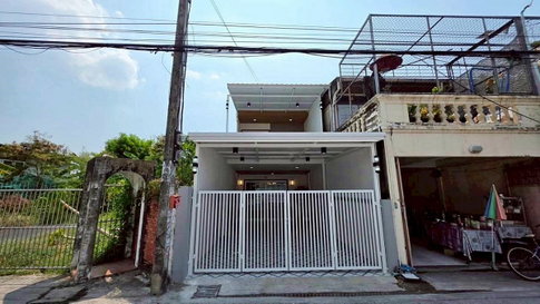 บ้านแต่งสวย หลังมุม ซอยรัตนาธิเบศร์ 9 เข้าซอย 200 เมตร ทาวน์เฮ้าส์ 4 ห้องนอน ใกล้ MRT ศูนย์ราชการนนทบุรี