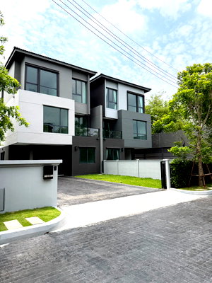 Twin houses for sale Bang Kapi : Luxury 3-Story Twin House for Sale: Baan Klang Muang The Edition Yothinpattana, Near Central EastVille, CDC, Express Way, Starting at 11.99 MB! 
