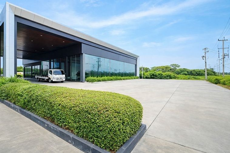 สิงห์บุรี บางมัญ ถ.สายเอเชีย โชว์รูมพร้อมใช้งาน บนพื้นที่ 2 ไร่ หน้ากว้าง 38 เมตร 1,700 ตร.ม.