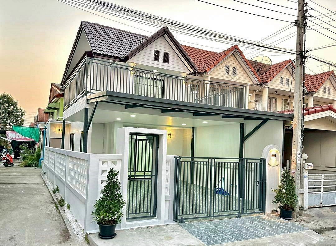 รูป บ้านสวย  หลังมุม  มีระเบียงหน้าบ้าน   #หมู่บ้านบัวทอง 4  ถนนบ้านกล้วย – ไทรน้อย  บางบัวทอง  รีโนเวทใหม่  ใกล้เซ็นทรัล เวสเกต - รูปที่ 1/22