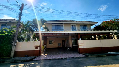 Houses for sale Saraphi Chiang Mai :   For Sale: Two-story detached house with 4 bedrooms, 4 bathrooms, 1 kitchen, and 2 parking spaces.  #CSRP101282