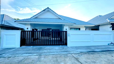 Houses for sale Bang Lamung Chonburi : Single house for sale in pattaya village nong pla lai fully furnished with built-in furniture