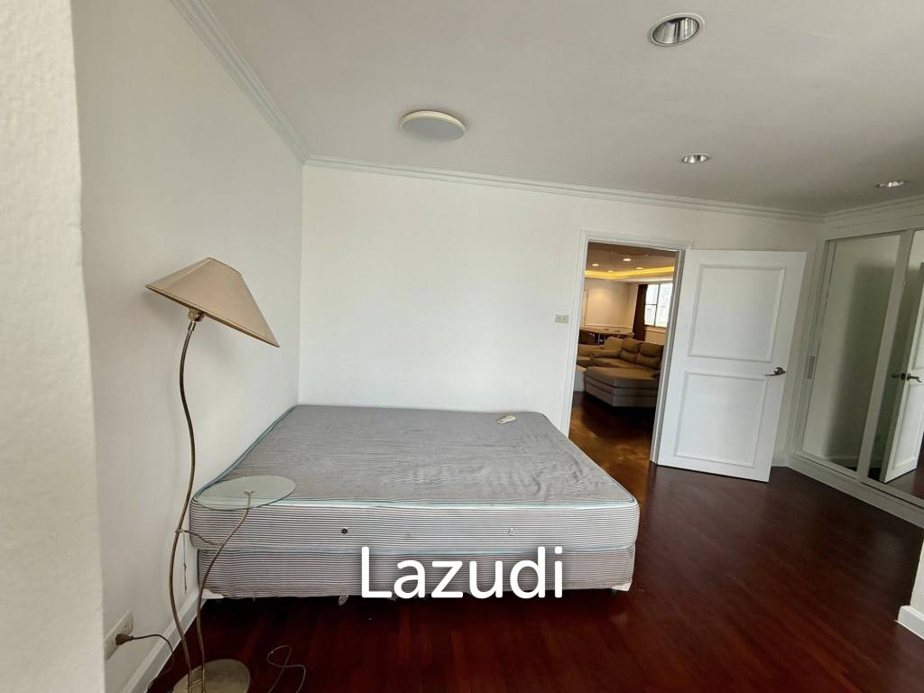 picture 236 sqm 3 Bed Condo on High Floor in Khlong Tan Nuea Bangkok - 8/15