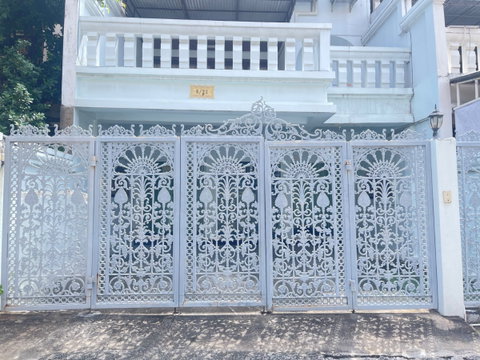 🏡 3.5-Storey Townhouse for Rent 📍 Pin Charan Village, Soi Borommaratchachonnani 1, Arun Amarin Subdistrict, Bangkok Noi District, Bangkok, Thailand 