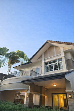 2-story detached house in a luxury project with 24-hour security. Spacious interior #C7MG100929