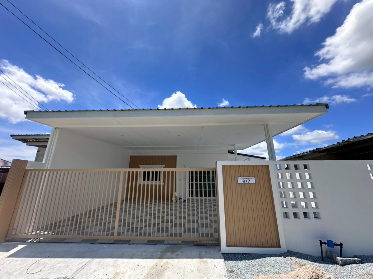 Twin house for sale in Sriracha, single-story, renovated throughout, Nong Kham Subdistrict (outside the project).