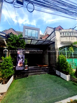 ทาวน์โฮม สวนสัตว์ซาฟารีเวิลด์ : ขายทาวน์เฮาส์ หมู่บ้านมโนรมย์ 4  ทำเลดี เดินทางสะดวก    บ้านรีโนเวทใหม่ทั้งหลัง พร้อมเข้าอยู่อาศัย