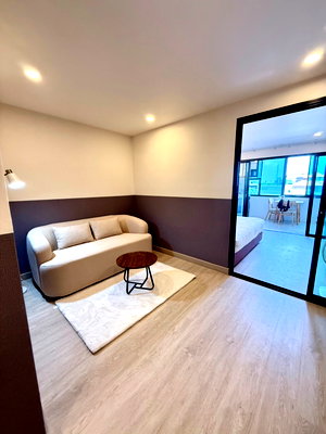 Condos for sale 700 Year Sports Arena Chiang Mai : Newly renovated condominium with built-in furniture throughout.  #C9MG100650